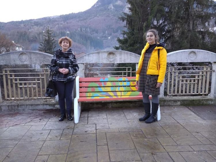 Като ответна реакция на вандалските прояви младежи изрисуваха градските пейки