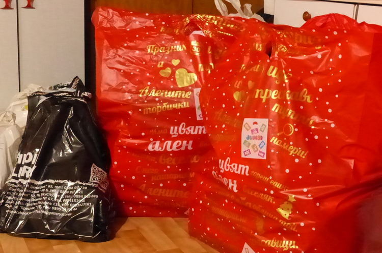  Петя Михалевска пак донесе коледни подаръци в Смолян, този път за 100 деца