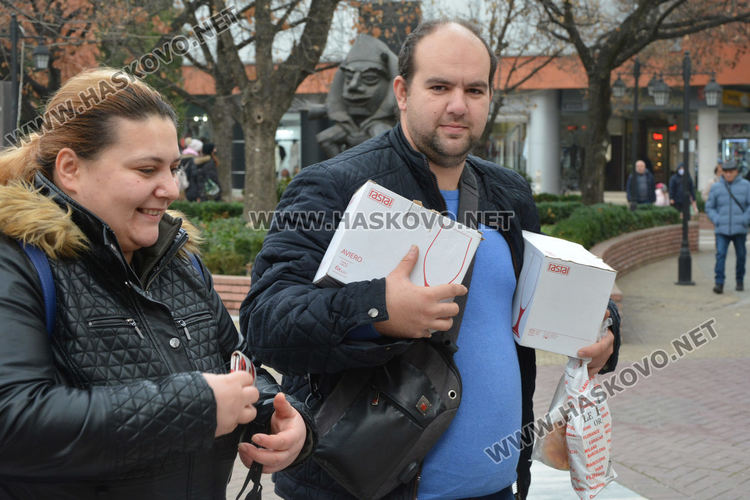 Благотворителен коледен базар в Центъра на Хасково за Гого