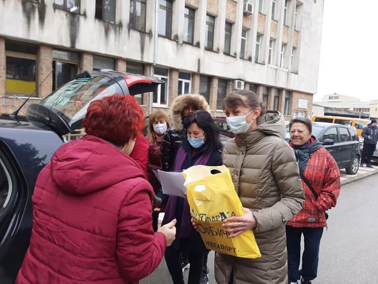 Втора акция на доброволческата група зарадва с дарение медиците от Центъра за спешна медицинска помощ