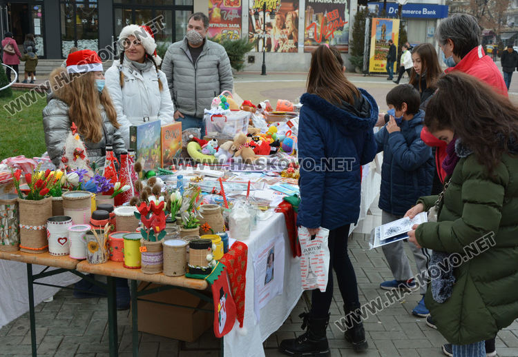 Благотворителен коледен базар в Центъра на Хасково за Гого