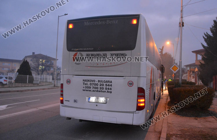 Автобус блъсна Опел на бул. „Васил Левски“ в Хасково