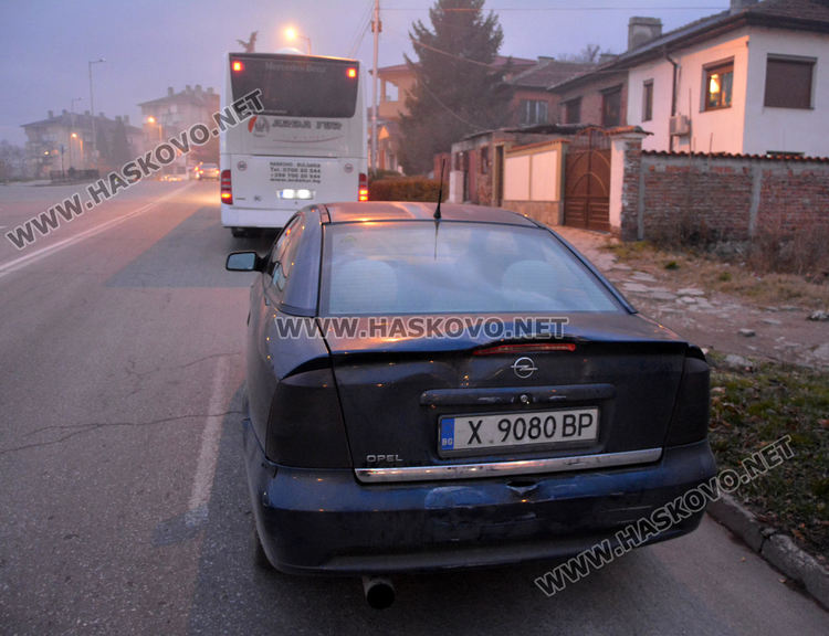Автобус блъсна Опел на бул. „Васил Левски“ в Хасково