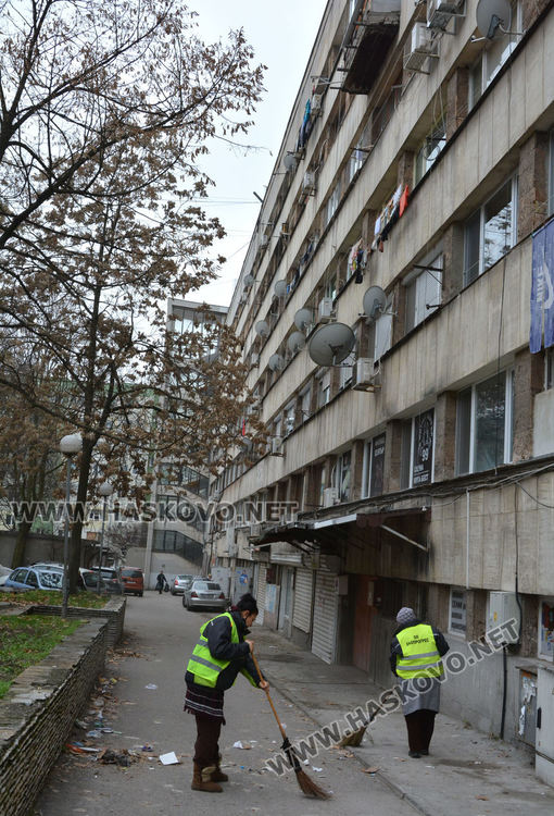 Хасковлийка се жалва за изхвърляне на боклуци от блок на „Раковски“