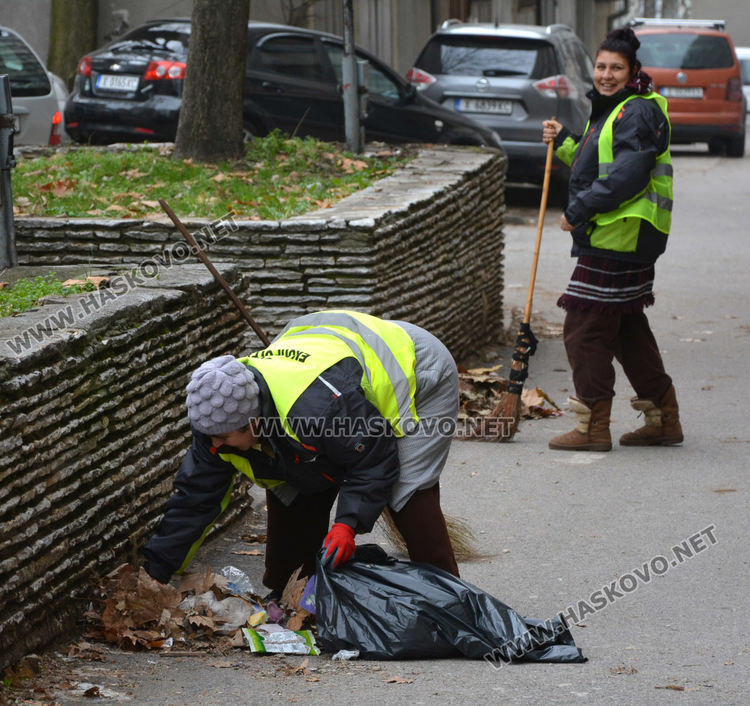 Хасковлийка се жалва за изхвърляне на боклуци от блок на „Раковски“