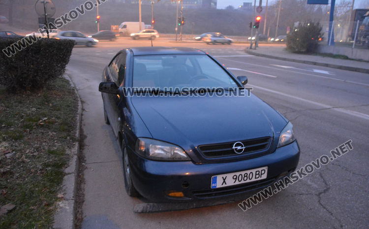 Автобус блъсна Опел на бул. „Васил Левски“ в Хасково