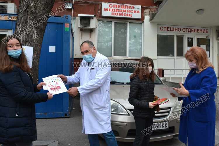 Деца нарисуваха картички с пожелания за всеки в ковид отделенията на Хасковската болница