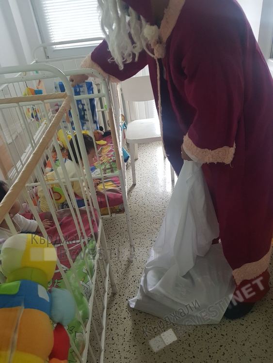 Дядо Коледа раздаде подаръци на децата от Дом „Майка и дете”, осигуриха ги българи от Чикаго и Детройт