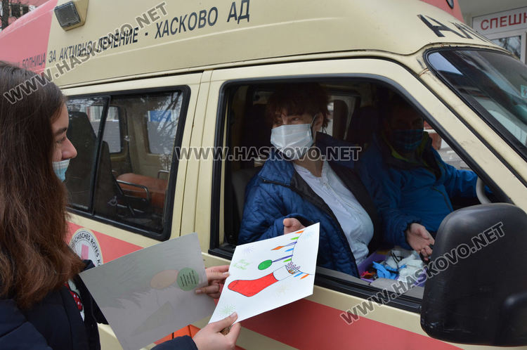 Деца нарисуваха картички с пожелания за всеки в ковид отделенията на Хасковската болница