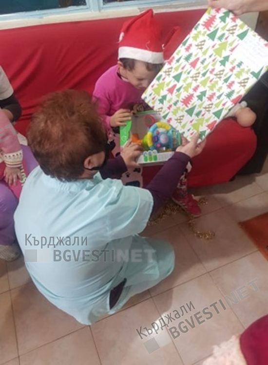 Дядо Коледа раздаде подаръци на децата от Дом „Майка и дете”, осигуриха ги българи от Чикаго и Детройт