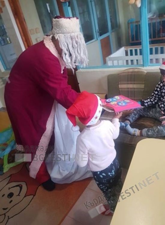 Дядо Коледа раздаде подаръци на децата от Дом „Майка и дете”, осигуриха ги българи от Чикаго и Детройт