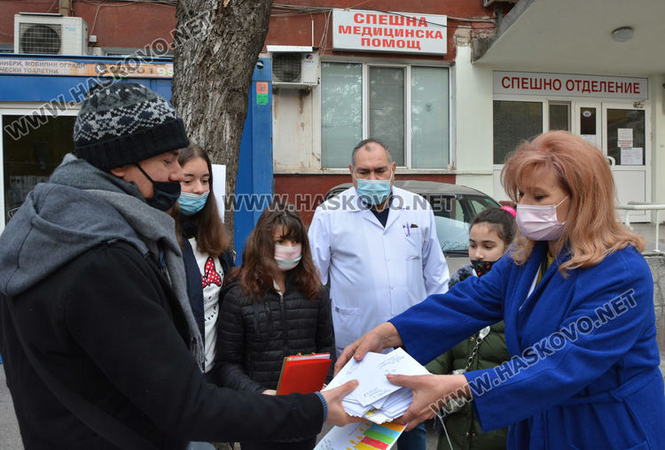 Деца нарисуваха картички с пожелания за всеки в ковид отделенията на Хасковската болница