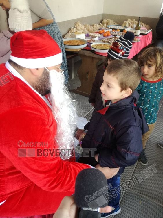 Дядо Коледа пристигна в смолянското село Полковник Серафимово 