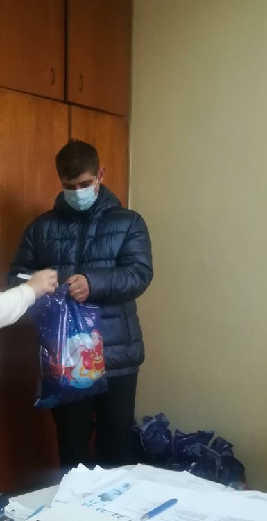 Кметът на Кърджали с подаръци за кръглите сираци