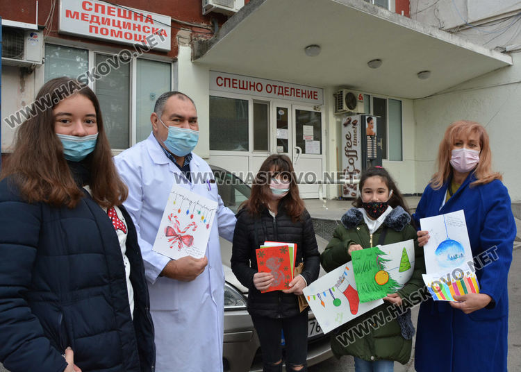 Деца нарисуваха картички с пожелания за всеки в ковид отделенията на Хасковската болница