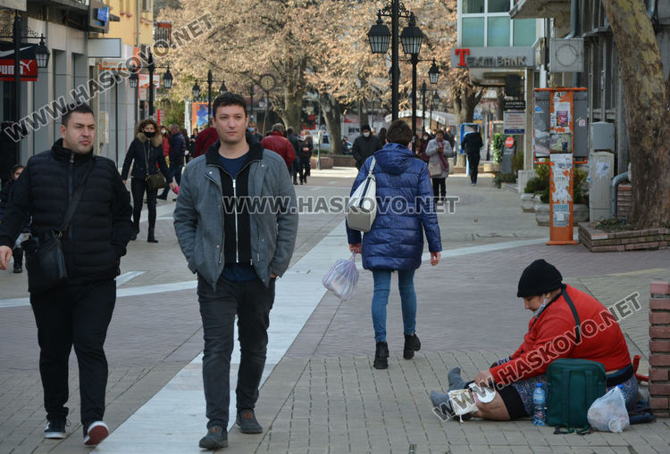 Оживление в центъра на Хасково през слънчевия 24-ти декември