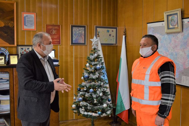 Кметът на Ардино награди с парична премия Сейхан Алиев за отлично свършена работа