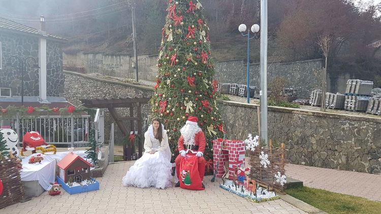 Дядо Коледа зарадва с подаръци и дечицата в село Долен
