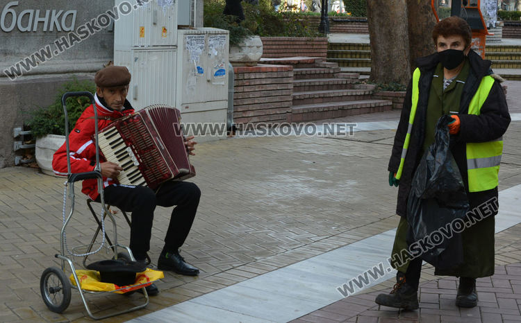 Оживление в центъра на Хасково през слънчевия 24-ти декември