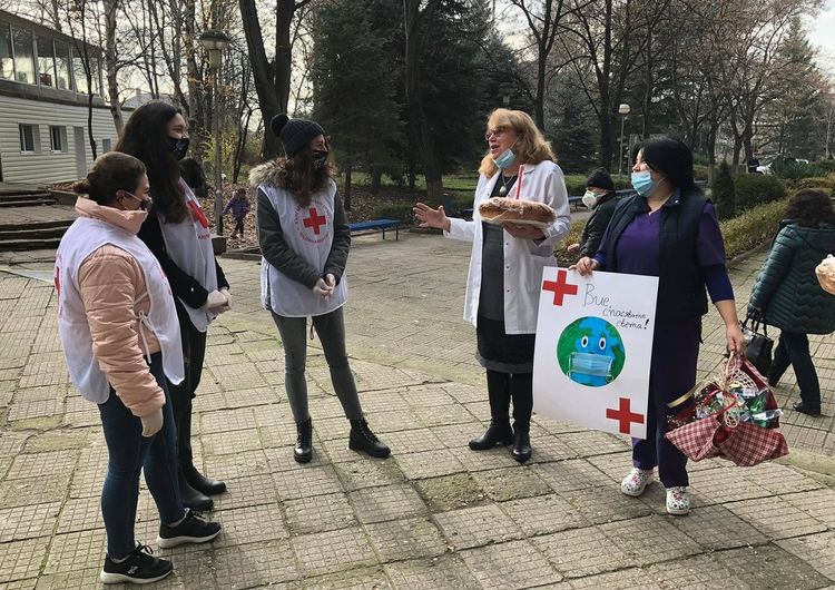 Млади доброволци от БЧК с голямо „Благодаря!” за медиците ни от първа линия срещу коронавируса