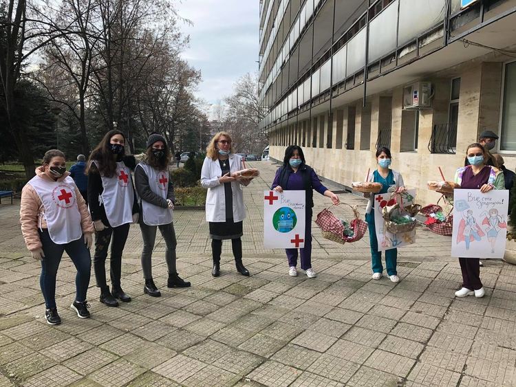 Млади доброволци от БЧК с голямо „Благодаря!” за медиците ни от първа линия срещу коронавируса