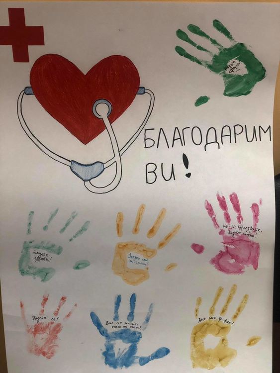 Млади доброволци от БЧК с голямо „Благодаря!” за медиците ни от първа линия срещу коронавируса
