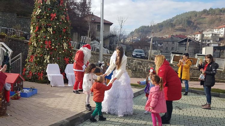 Дядо Коледа зарадва с подаръци и дечицата в село Долен