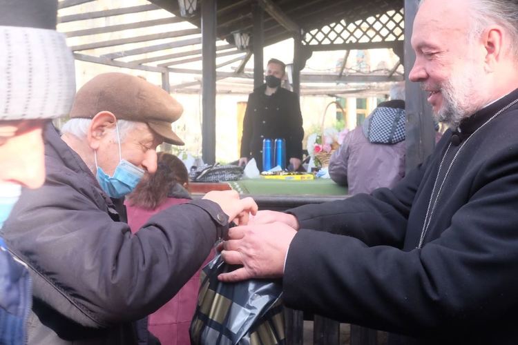 Родолюбиви българи от Мюнхен дариха средства за обществената трапезария на отец Саръев, парите ще стигнат за година