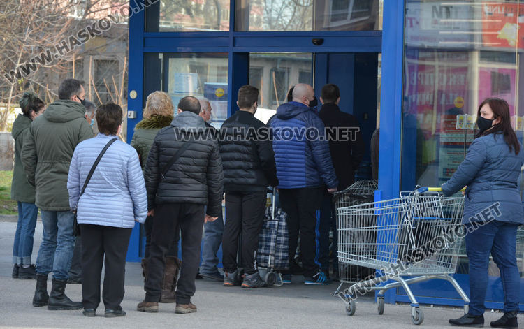 Раздвижване по пазари и магазини в Хасково за Бъдни вечер