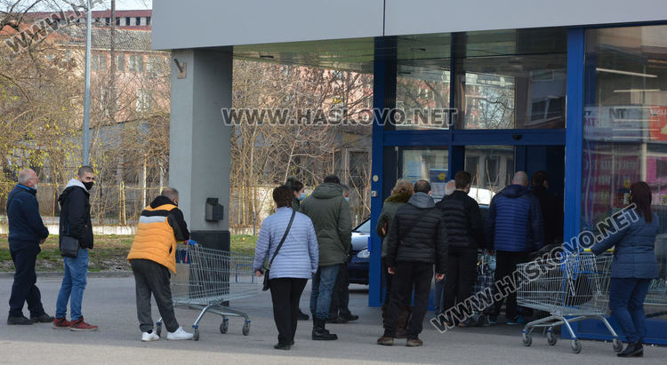 Раздвижване по пазари и магазини в Хасково за Бъдни вечер