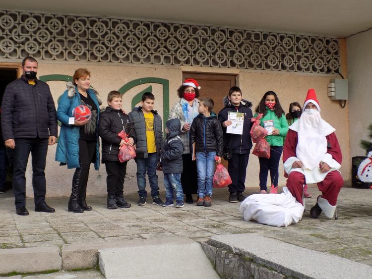 Дядо Коледа награди участниците в конкурса "Моето писмо до Дядо Коледа"