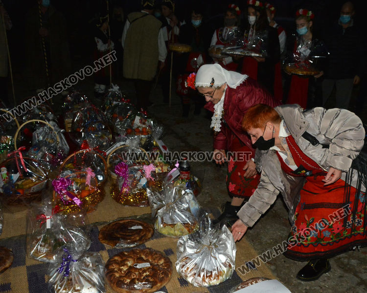  Коледари наричаха за медиците на първа линия