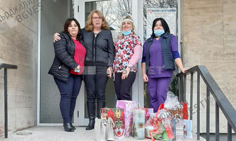 Децата от детска градина "Орфей"с подаръци за медиците от Инфекциозно отделение