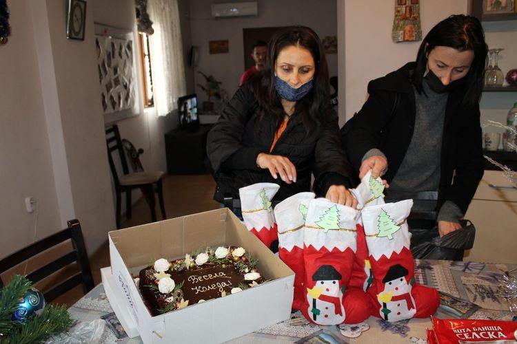 Благодетели зарадваха децата от социалните домове в Хасково с подаръци за Коледа