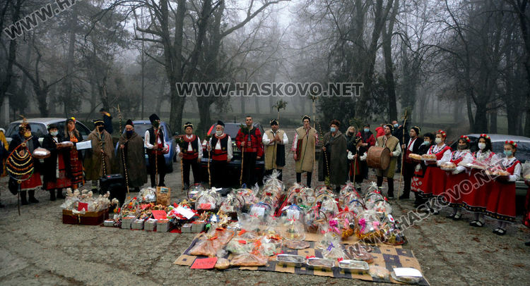  Коледари наричаха за медиците на първа линия