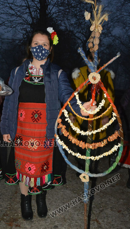  Коледари наричаха за медиците на първа линия