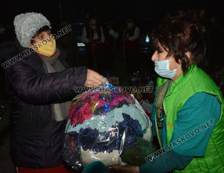  Коледари наричаха за медиците на първа линия