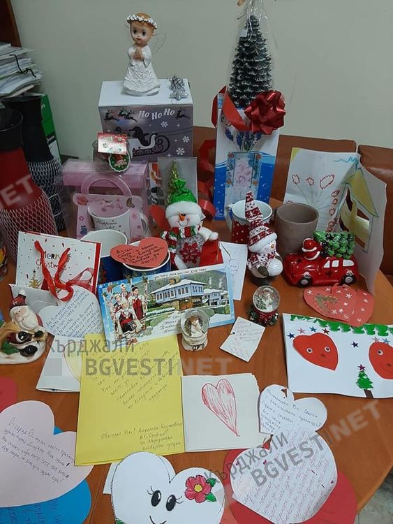 Децата от детска градина "Орфей"с подаръци за медиците от Инфекциозно отделение