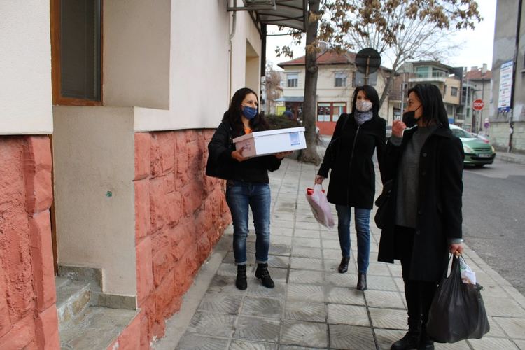 Благодетели зарадваха децата от социалните домове в Хасково с подаръци за Коледа