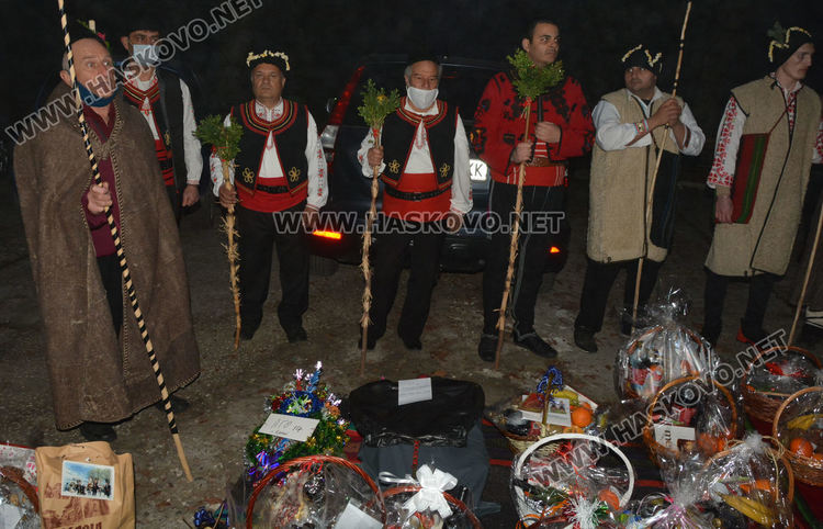  Коледари наричаха за медиците на първа линия