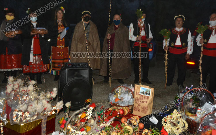  Коледари наричаха за медиците на първа линия