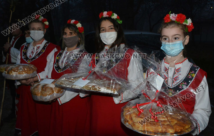  Коледари наричаха за медиците на първа линия