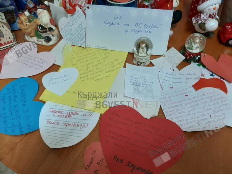 Децата от детска градина "Орфей"с подаръци за медиците от Инфекциозно отделение