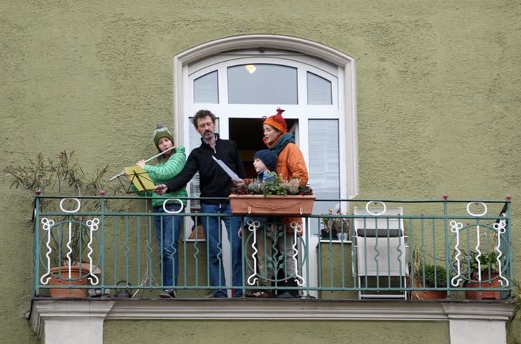 100 000 в Германия пяха коледни песни от балконите си