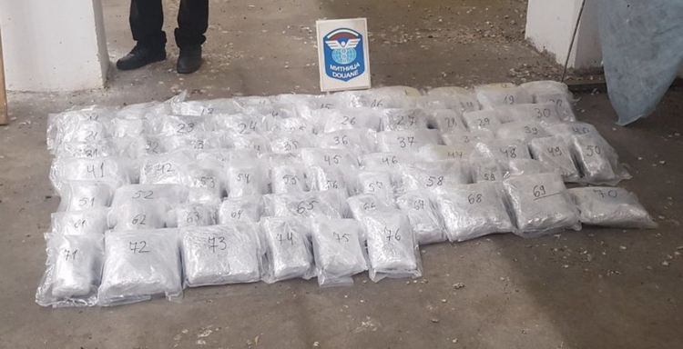 Откриха канабис за над 135 000 лв. в тайници на кола