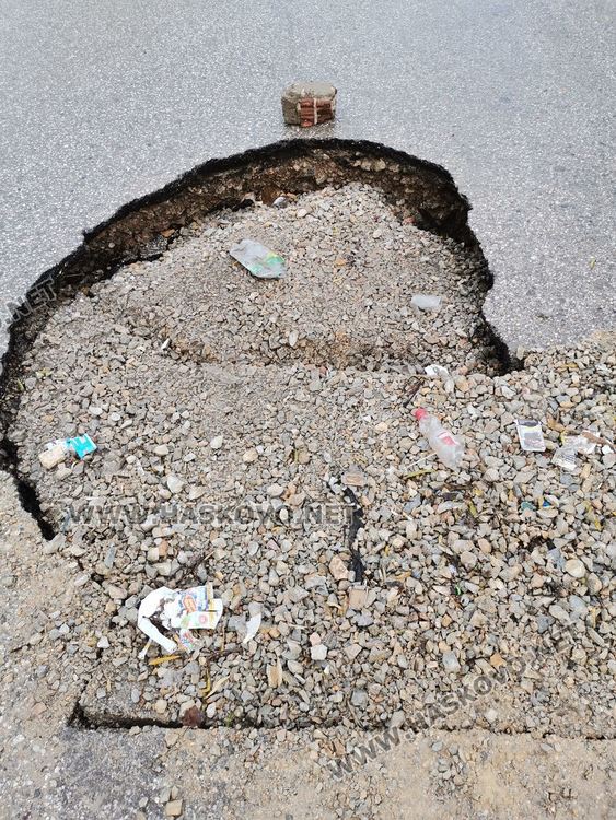 Дъждът отново изрови дупка на улица "Акация" в Хасково