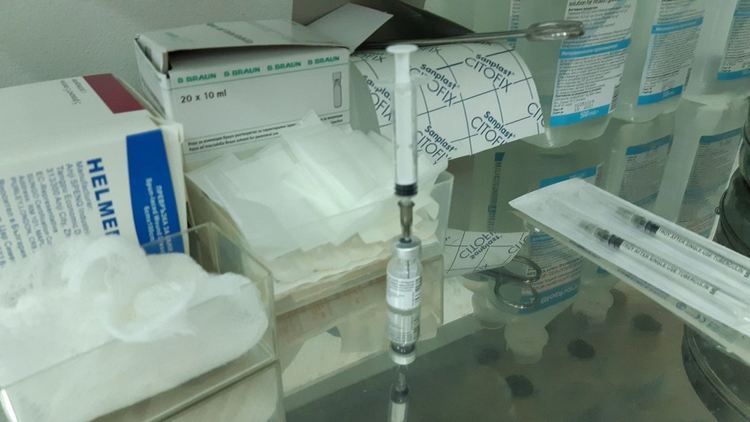 Трима лекари и две медицински сестри са първите ваксинирани срещу COVID-19 в Асеновград