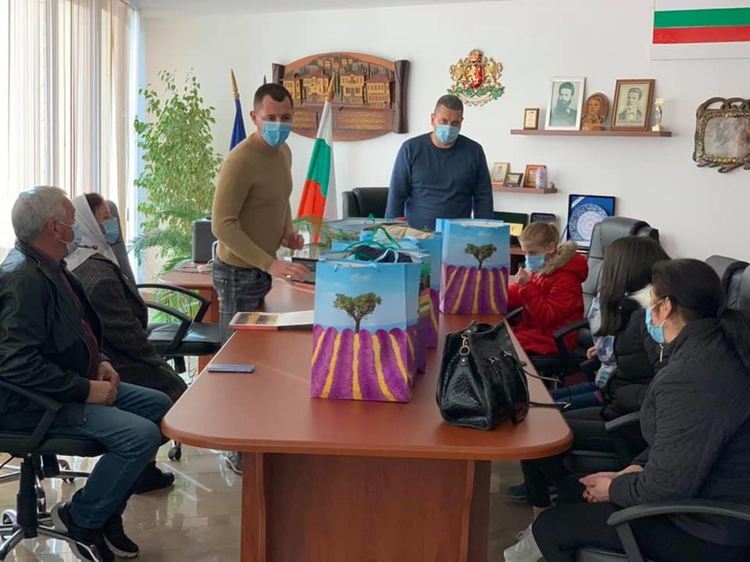 Общински съветник дари дрехи и обувки за сирачета