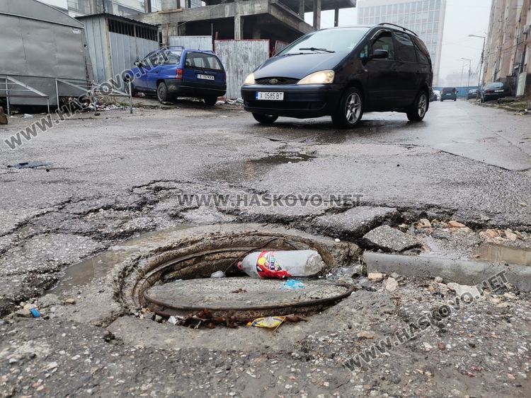 Дъждът отново изрови дупка на улица "Акация" в Хасково