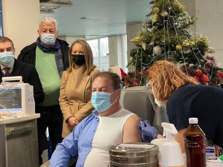 Първият ваксиниран срещу КОВИД-19  първомаец е д-р Иван Маджаров